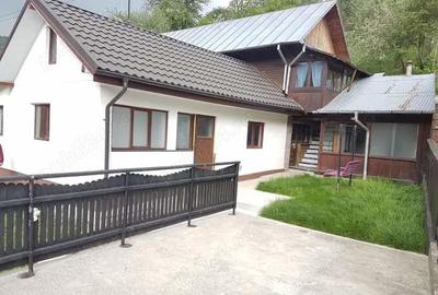 Casă cu 5 camere cu Teren 872 Mp în Humulești - 1