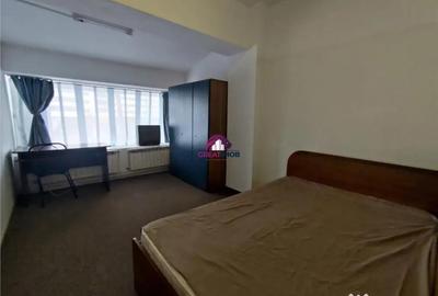 Apartament cu 3 camere semidecomandat în Mihai Bravu