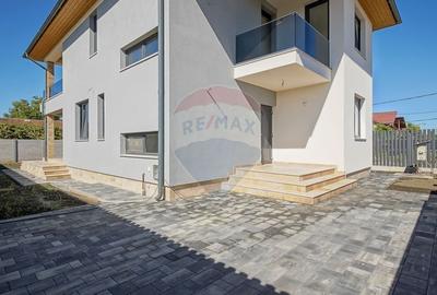 Casa / Vila cu 5 camere de vanzare - 1