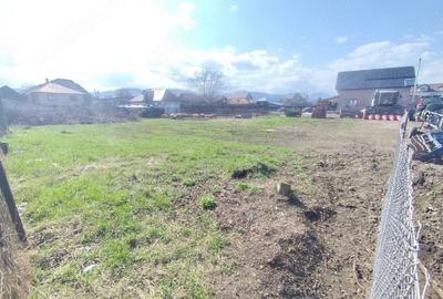 Casă cu Teren 1335 Mp în Săvinești - 2