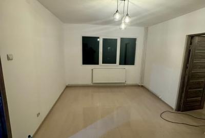 Apartament cu 3 camere semidecomandat în Podu Roș - 3