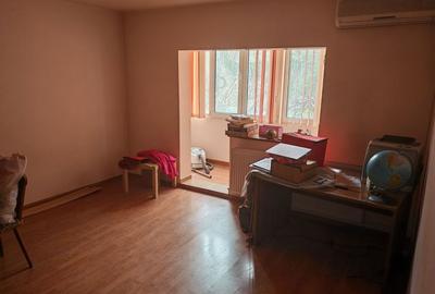 Apartament cu 3 camere semidecomandat în 9 Mai - 2