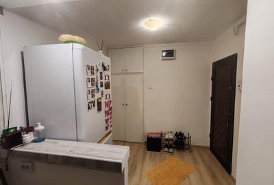 Apartament 4 camere, 2 bai. Blocul este din 1986 parter strada Soldat Croitoru V - 6