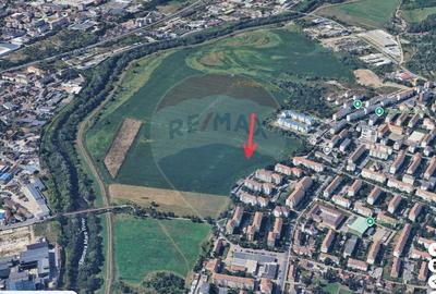 Teren de 4100 mp, în Est