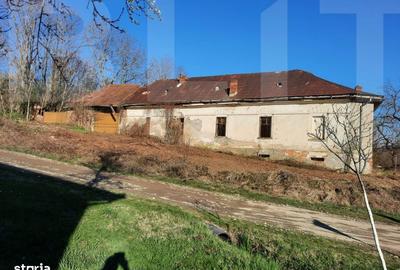 Casă cu 4 camere cu Teren 10000 Mp în Central - 2