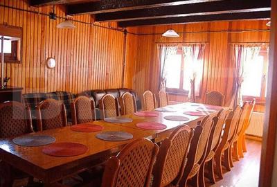 Casă cu 7 camere cu Canalizare în Central - 2