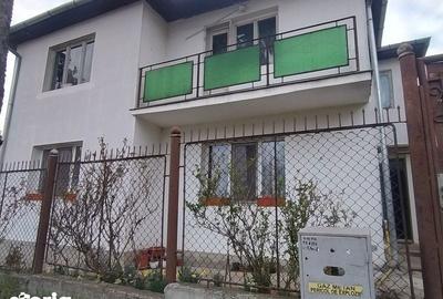 Casă cu 4 camere cu Teren 130 Mp în Central