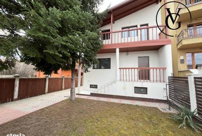 Casă cu 5 camere cu Canalizare în Central