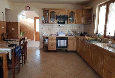 Casă cu 4 camere cu Teren 340 Mp în Central - 1
