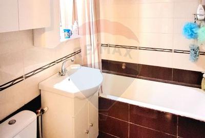 Apartament cu 3 camere de vanzare in zona Micro 5 - 8