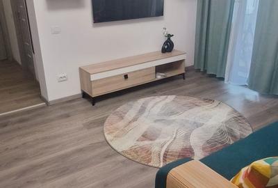 Apartament cu 3 camere semidecomandat în Berceni