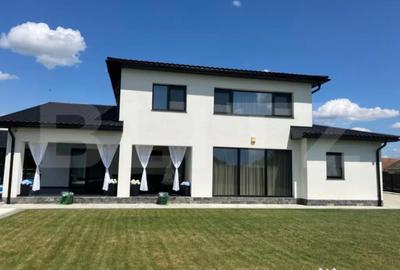 Casă cu 7 camere cu Teren 1440 Mp în Uriu - 1