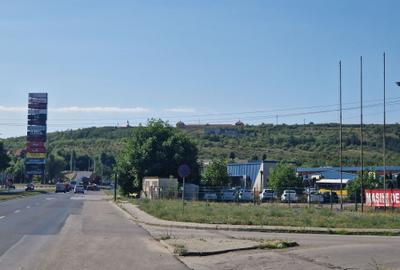 Spațiu comercial, de 1,400 mp, în 700 - 10