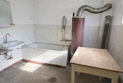 Casă cu 3 camere cu Canalizare în Central - 1