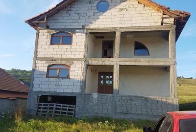 Casă cu 4 camere decomandat în Valea - 4