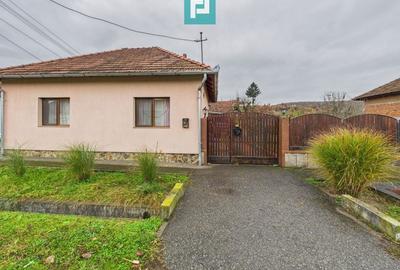 Casă renovată în localitatea Comănești, Arad - 1