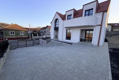 Casă cu 4 camere în Chinteni