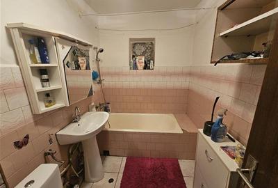 Apartament cu 3 camere decomandat, mobilat în Micro IV - 8