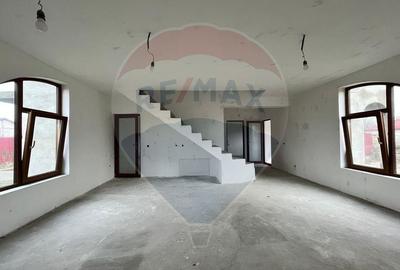 Casa / Vila cu 5 camere de vanzare - 2