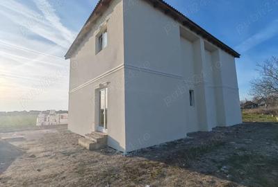 Casă cu 3 camere cu Teren 270 Mp în Parța - 1