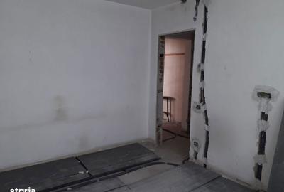Apartament cu 3 camere semidecomandat în Iancului