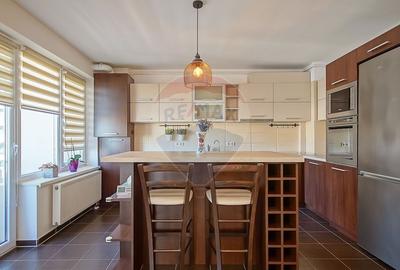 Apartament cu 3 camere semidecomandat, mobilat în Tractorul