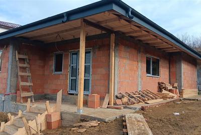 Casă cu 4 camere cu Canalizare în Bârnova - 1