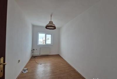 Casă cu 4 camere cu Teren 700 Mp în Recea