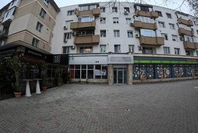 Spatiu Comercial Premium in Centru – Fatada din Sticla - 2