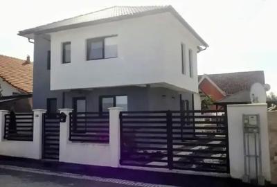 Casă cu Teren 300 Mp în Preajba