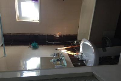 Apartament cu 3 camere semidecomandat în Florilor - 1