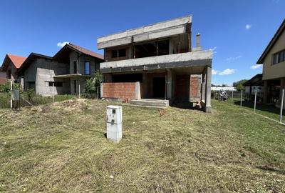 Casă cu 4 camere în Peciu Nou