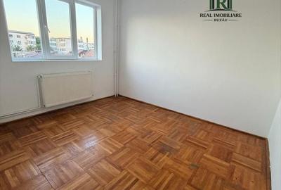 Apartament cu 3 camere decomandat în Micro 5 - 2