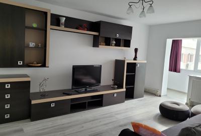 Apartament cu 3 camere decomandat în CET - 1