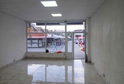 Spațiu comercial, de 40 mp, în Central - 3
