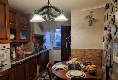 Apartament cu 3 camere semidecomandat în Craiovița Nouă