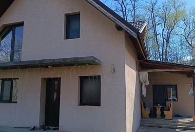 Casă cu 4 camere cu Teren 2500 Mp în Central - 2