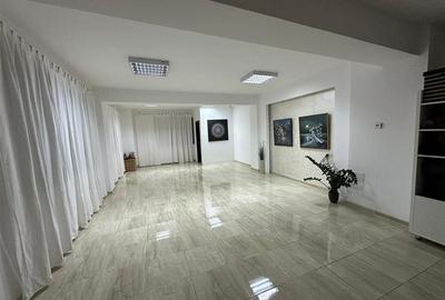 Spațiu comercial, de 45 mp, în Central