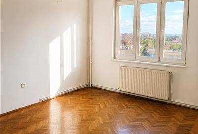 Apartament cu 3 camere decomandat în Calea București