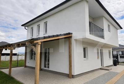 Casă individuală cu 5 camere cu Canalizare în Micești