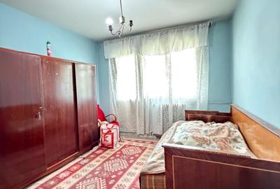 Apartament cu 3 camere decomandat în Podu Roș