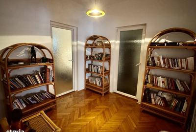 Apartament cu 4 camere decomandat în Pajura