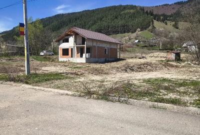 Casă cu Teren 990 Mp în Tașca