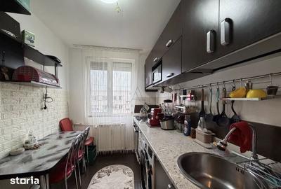 Apartament cu 3 camere semidecomandat în Tei