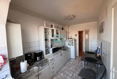 Apartament cu 3 camere decomandat în Astra