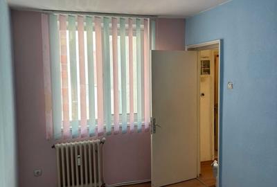 Apartament cu 3 camere decomandat în Exterior Vest