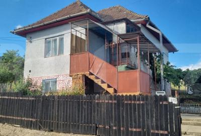 Casă cu 4 camere cu Teren 2580 Mp în Ceanu Mare