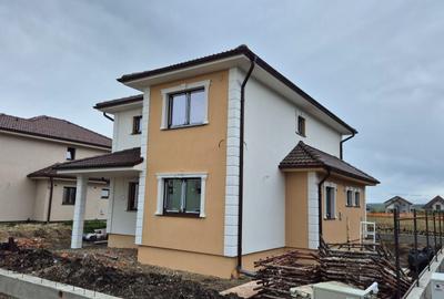 Casă individuală cu 5 camere cu Canalizare în Șura Mică