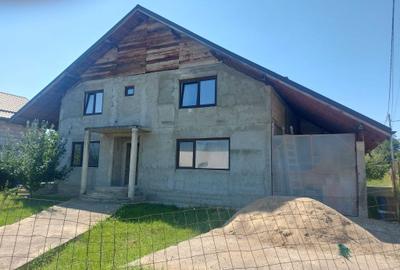 Casă cu 4 camere în Păulești