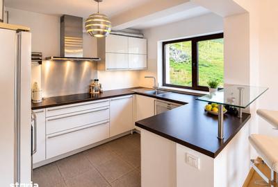 Casă cu 8 camere cu Teren 750 Mp în Central - 1